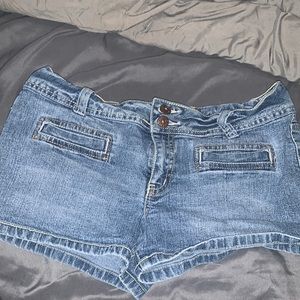 BONGO jean shorts. Doesn’t have a size but close to a size 6 for sure.